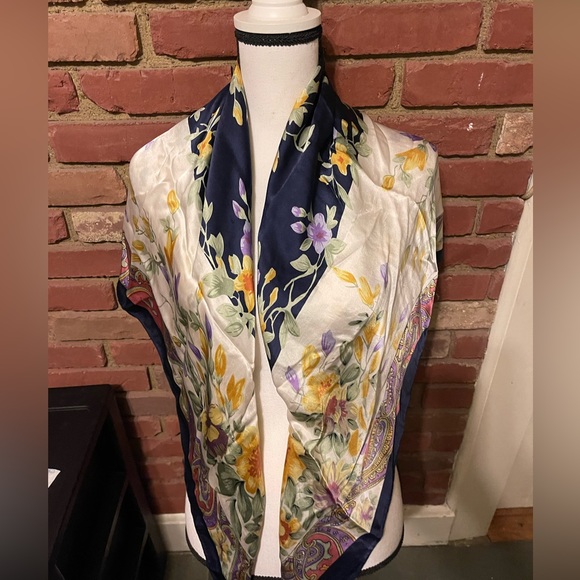 š„Vintage š„large š„floral print silkš„ scarf . - Picture 4 of 8